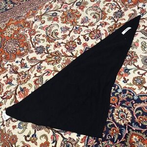 Aritzia triangle medium Black Scarf